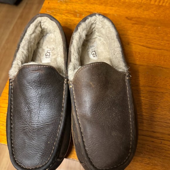 UGG Men\'s Ascot Leather Slipper in Brown - 10M